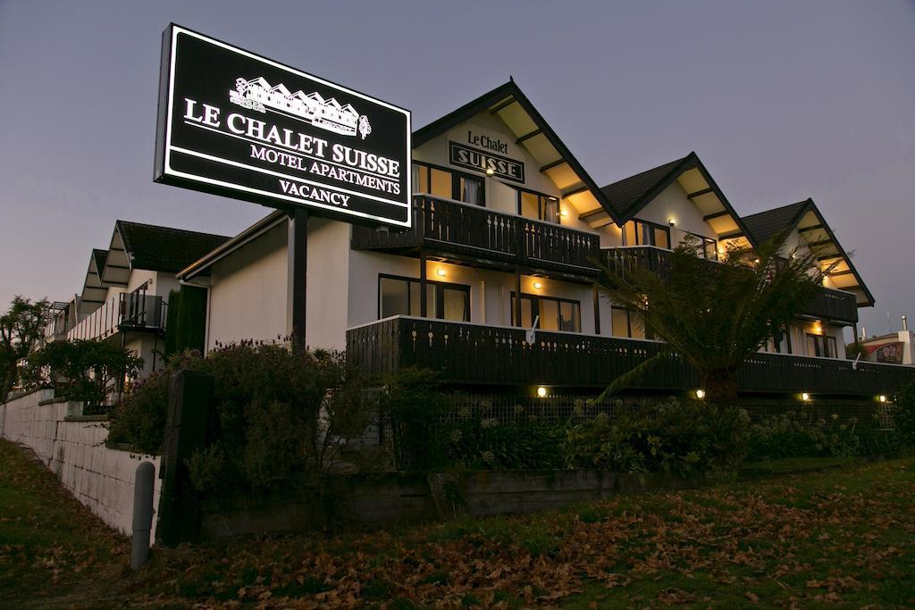 Le Chalet Suisse Motel Taupo Bagian luar foto